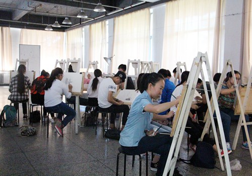 建筑学院已多年执行美术加试工作,通过美术加试可以考察学生的观察