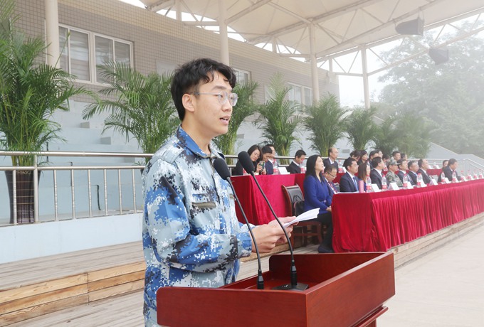 许新宇代表新生发言